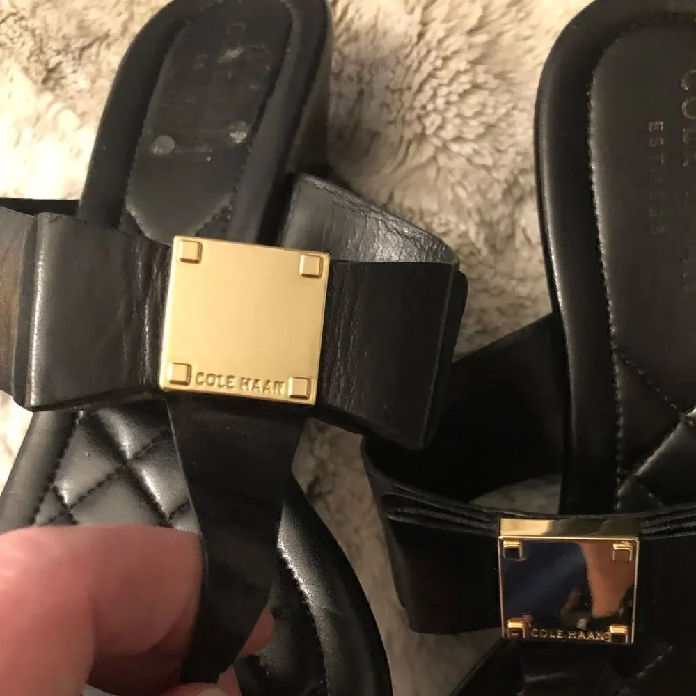 : : COLE HAAN OS GRAND Thong Sandals with Gold Tone Block Square Logo Detail : :